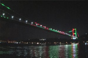 FSM Köprüsü Afganistan bayrağı renklerine büründü