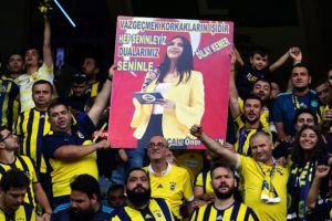 Fenerbahçeli taraftarlardan Dilay Kemer'e büyük destek
