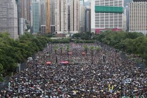 Hong Kong'da protestolar 'Lennon Tüneli'yle halka yansıyor