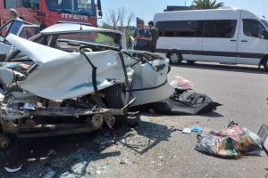 Bursa'da yolcu otobüsüne çarpan otomobilde can pazarı