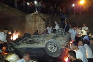 Köprüden uçan araçtan yara almadan kurtuldu