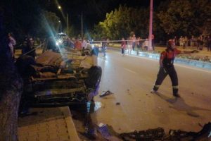 İki otomobil çarpıştı, ortalık savaş alanına döndü: 2 yaralı
