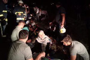 Kaçak göçmenleri taşıyan minibüs devrildi: 35 yaralı