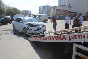 İki otomobil birbirine girdi: 6 yaralı