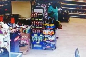 Marketin ortasına dışkısını yaptı!