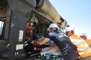 Kayalıklardan düşen çoban askeri helikopterle kurtarıldı
