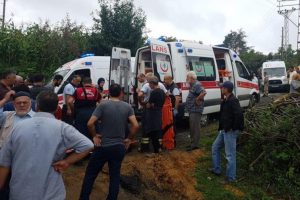 Fındık işçilerini taşıyan kamyonet şarampole yuvarlandı!