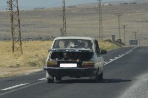 Otomobilin bagajında tehlikeli yolculuk
