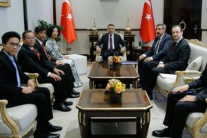 Cumhurbaşkanı Yardımcısı Oktay Vietnam heyetini kabul etti