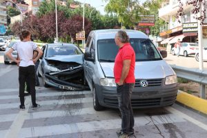 Üniversiteye kayda gelen aile freni patlayan Bursa plakalı otomobilde ölümden döndü