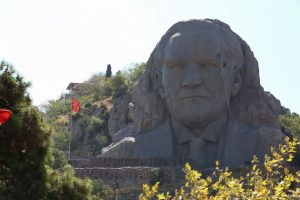 Dev Atatürk maskı temizlendi