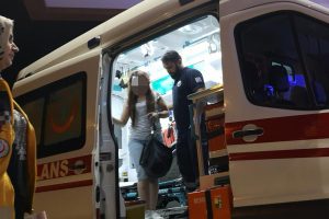 Bursa'da erkek arkadaşı dövüp, mezarlık önünde otomobilden attı