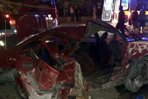 Ankara'da otomobil park halindeki kamyona çarptı: 2 ölü, 4 yaralı