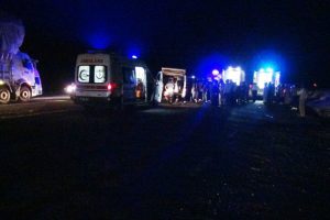 Minibüs ile kamyon çarpıştı:4 ağır 3'ü çocuk 8 yaralı