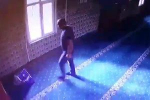 Camilere dadanan hırsız kamerada