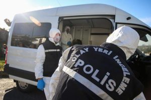 Yoldan geçerken boynuna makas saplandı