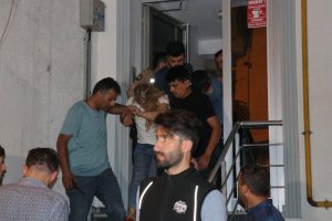 Bursa'da 250 kişilik mahalleli uyuşturucu ticareti ve fuhuş yapan kadının evine saldırdı