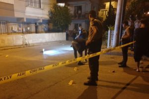 İzmir'de maganda dehşeti! Balkonda otururken başından vuruldu