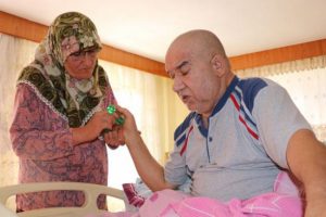 Gülsüm anne eski eşi felç olunca ona da bakmaya başladı