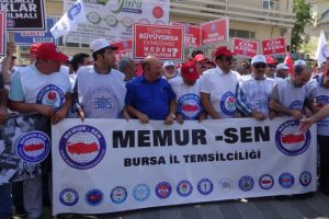 Bursa'da memurlar ıslık ve alkışlarla eylem yaptı