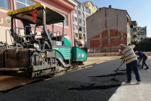Bursa Gemlik'te Şükrü Şenol Ortaokulu'na asfalt desteği