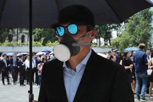 Hong Kong'da maskeli protestocuları ifşa edenlere ödül vaadi