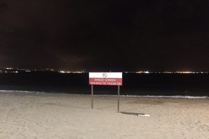 Yasak yerde yüzen genci boğulmaktan vatandaşlar kurtardı