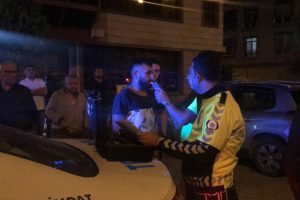 Alkol muayenesine girmek istemeyen araç sürücüsü '' Ben saygı gören insanlardanım''