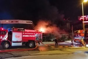 Üç katlı iş yeri alev alev yandı