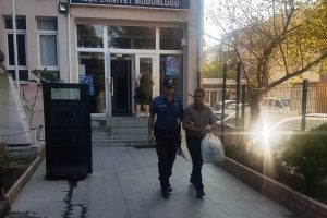 'Köpekler senin yüzünden havlıyor' deyip, baltayla yaraladı