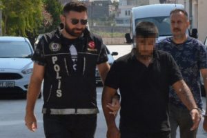 Uyuşturucuyu eşinin sütyenine sakladı