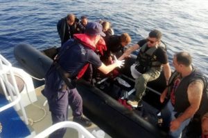Menderes açıklarında 18 kaçak göçmen yakalandı