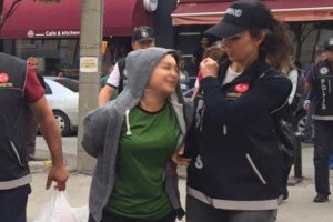 Gözyaşlarına boğulan annesine böyle seslendi: 'Özür dilerim anne'
