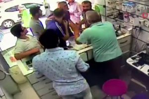 Telefon satıcısına batarya dayağı