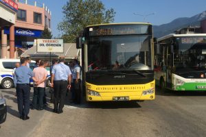 Bursa'da yol vermediğini öne sürdükleri otobüsün camını kırıp şoförü darbettiler