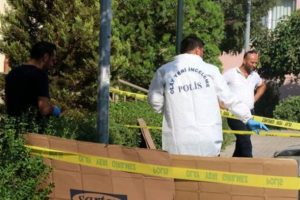 Emekli polis eşini öldürüp intihar etti