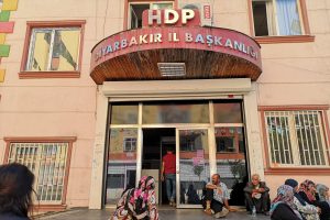 Diyarbakır'da ailelerin HDP önündeki eylemi sürüyor