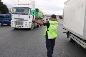 Hafriyat kamyonu sürücüleri, hız sınırı tanımıyor