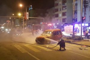 Polisin 'dur' ihtarına uymadı, kaza yaptı: 2'si çocuk 5 yaralı