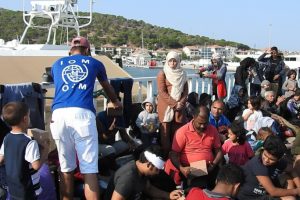 Çeşme'de 6 şişme botta 236 kaçak göçmen yakalandı