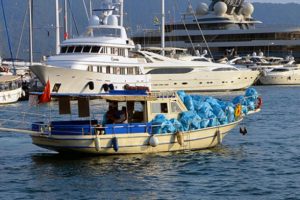 Marmaris'in koylarından topladığı çöpler çalındı