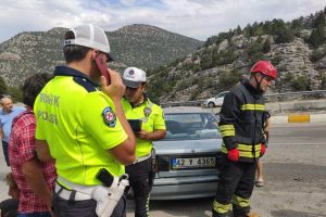 Otomobil bariyerlere çarptı: 5 yaralı