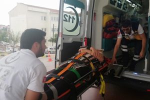 İki otomobil kavşakta birbirine girdi: 3 yaralı