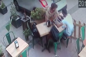 Kafede otururken araba çarptı