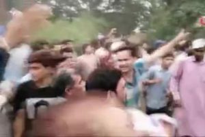 Pakistan'da kamyon devrildi: 7'si çocuk 8 ölü