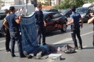 Yolun karşısına geçmeye çalışan yaşlı adama motosiklet çarptı
