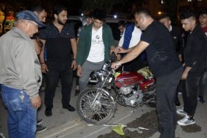 Üzerinde 3 kişinin bulunduğu motosiklete çarpıp kaçtı