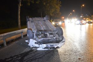 Otomobille çarpışan araç takla attı: 4 yaralı
