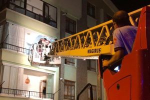 Başkent'te yangın çıkan bina tahliye edildi