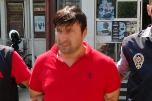 'Polisim' dedi arkadaşlarını böyle dolandırdı